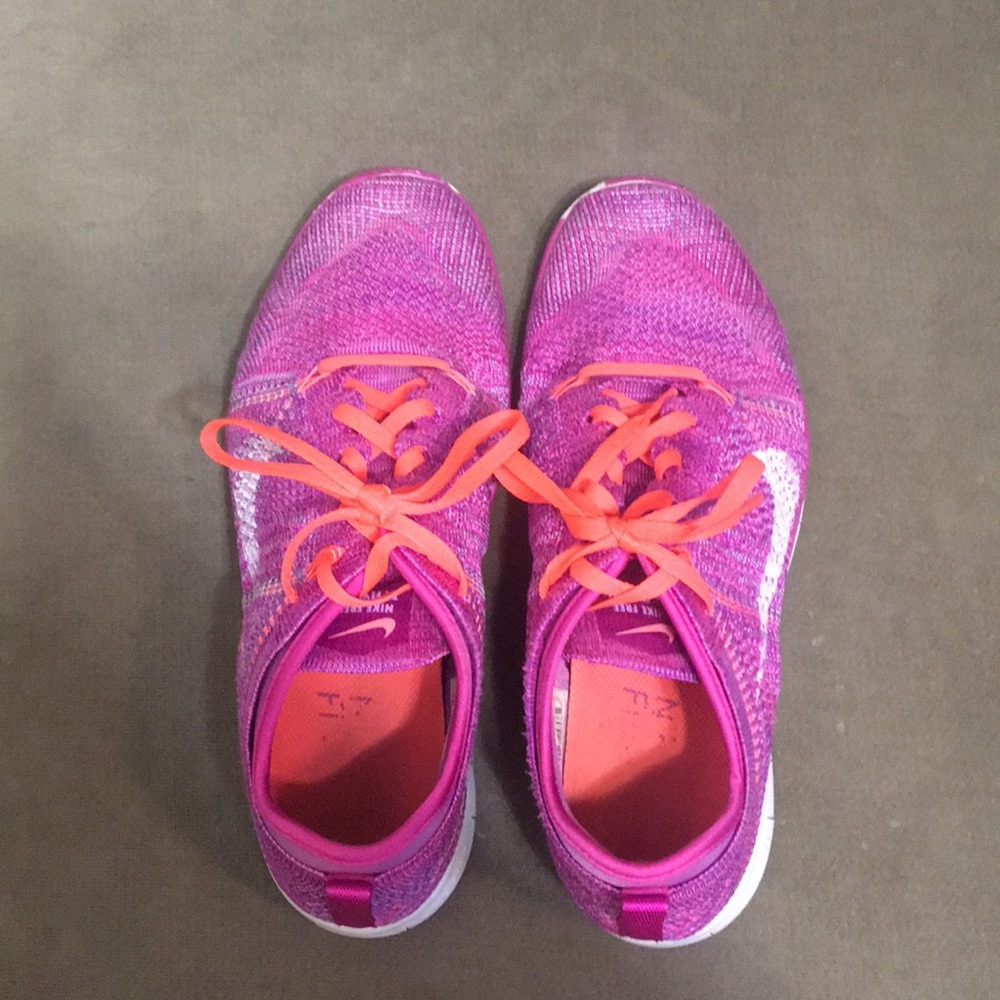 Nike knit tennis shoes.